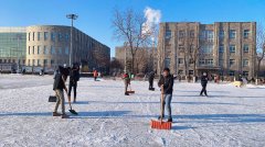 IEC Teachers and Students Swept Snow Together